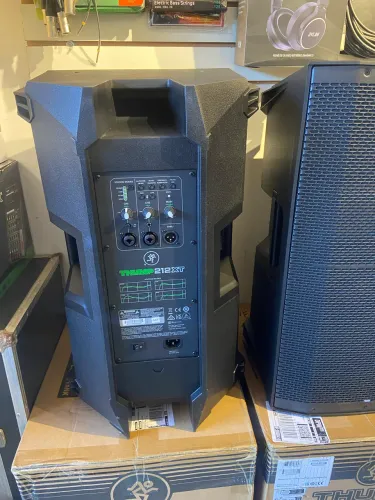 Par Caixa Mackie Thump 212XT