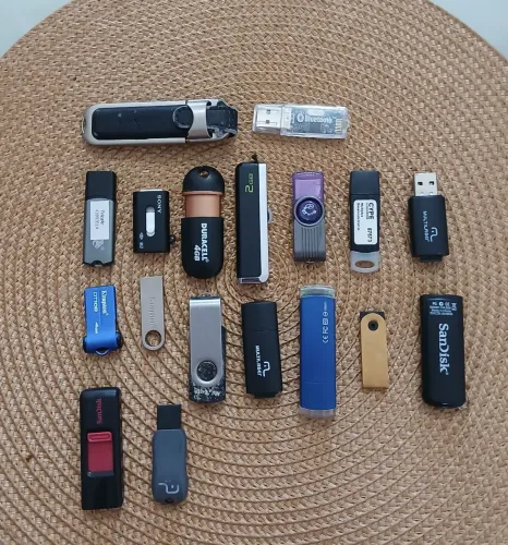 Lote de 18 Pen Drives por 90,00 Todos