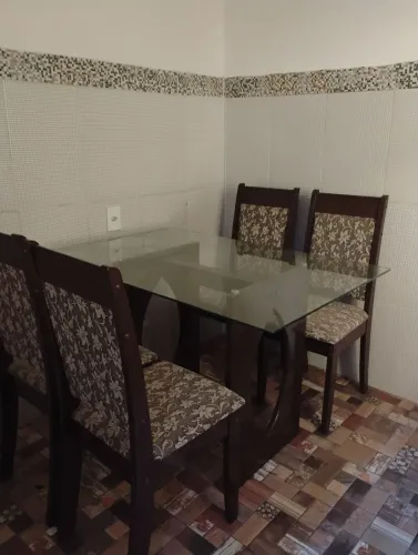 Mesa de vidro com 4 cadeiras 