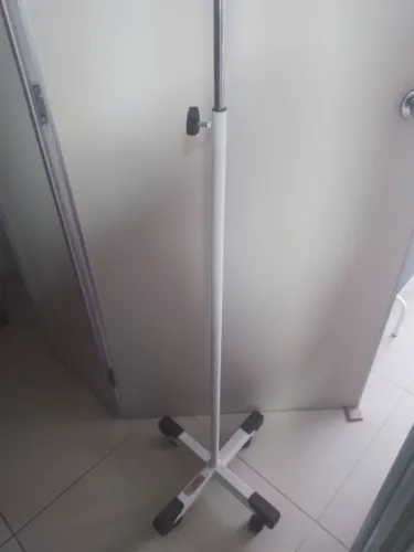 Suporte de soro com rodinhas em alumínio 