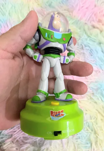Vende-se Buzz Lightyear. Tudo funcionando. Fala em Inglês, original. 