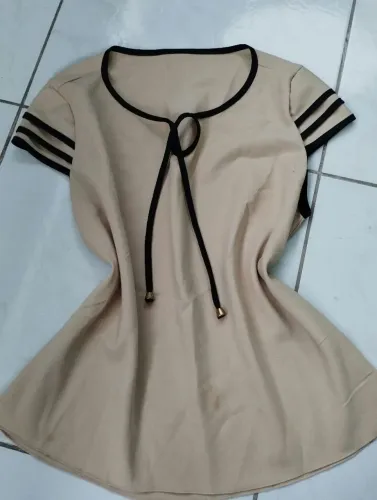 Camisa Bege com Detalhes em Preto