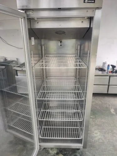 Refrigerador Vertival Comercial MACOM, Com 01 porta de vidro, iluminação, 04 grades branca