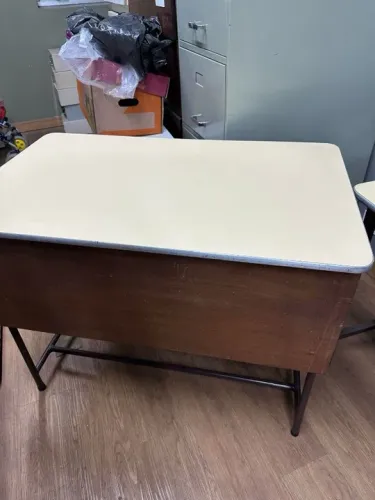 Mesa escolar com MDF amarelo