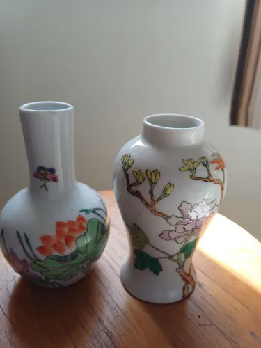 2 vasos em porcelana oriental marcados ao fundo.