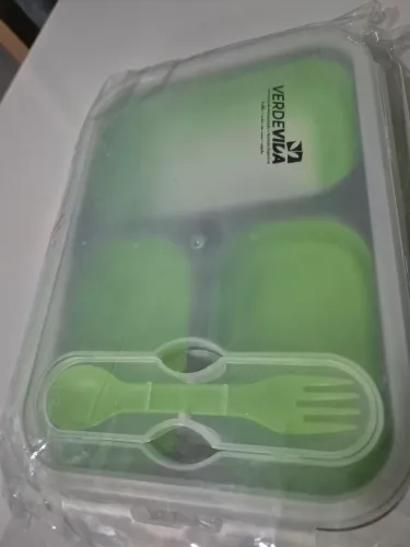 Potes com divisórias e colher de silicone para marmita