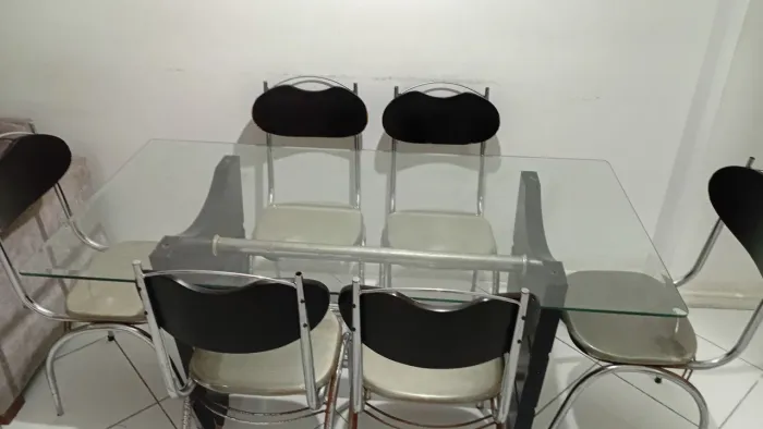 Vendo Mesa com tampão de vidro e 6 cadeiras