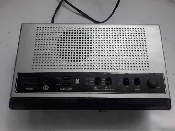 Rádio despertador  para colecionador a rádio FM está chiando precisa de reparos