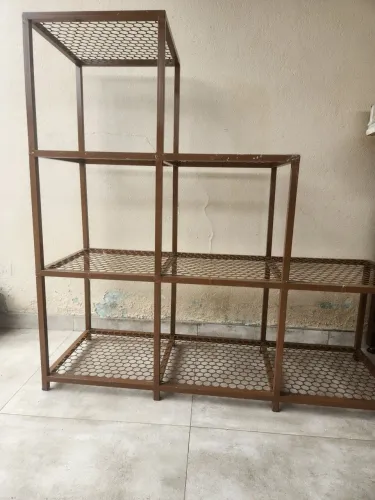 Estante de metal para Vitrine.