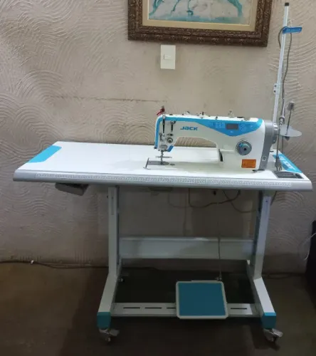 Máquina de costura industrial reta Jack A4 e insumos
