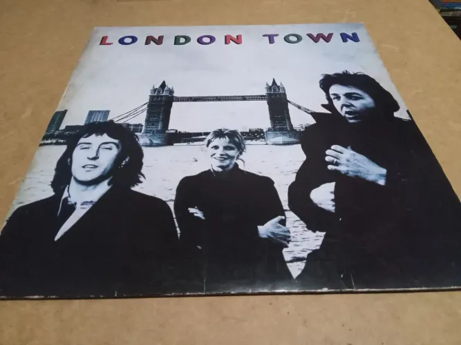 Disco de vinil London town com encarte e poster