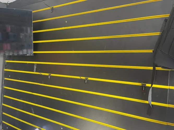 Painel canaletado preto com canaletas amarelas