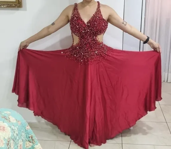 Vestido de festa em pedraria e cetim. Tamanho P