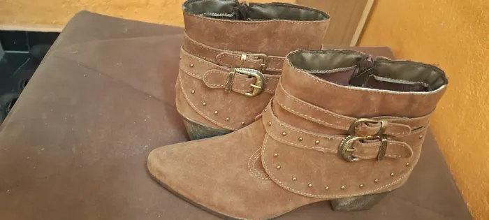 1bota marrom de cano baixo