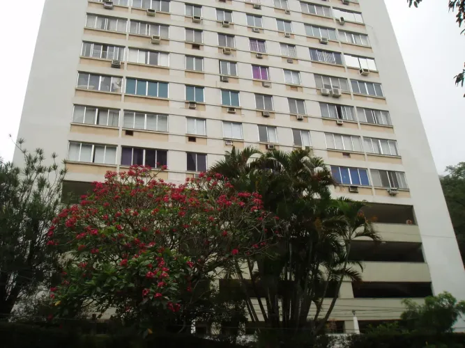 Apartamento amplo e silencioso no Cosme Velho 83m²