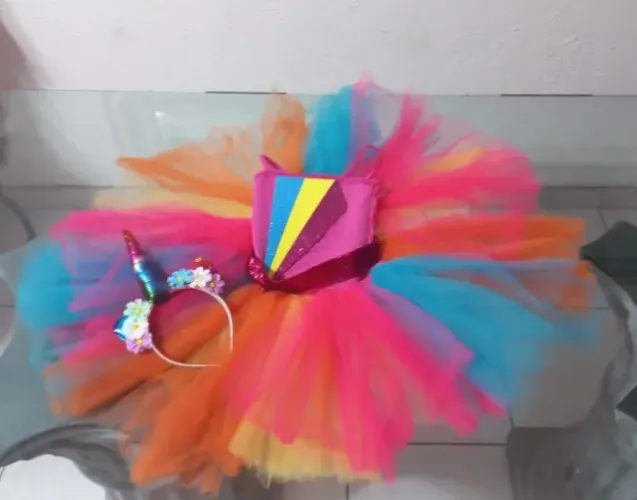 FANTASIA INFANTIL ARCO-IRIS, SAIA TULE + ACESSORIO DE CABEÇA. TAM (M) *6 anos*