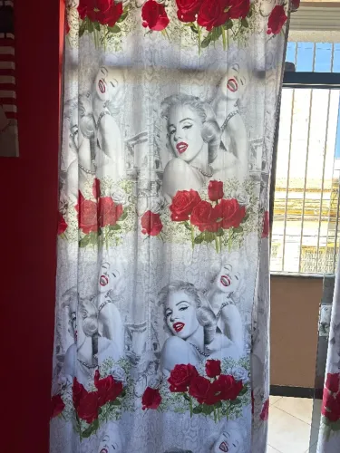 Duas Cortinas de tecido com estampa Marilyn Monroe