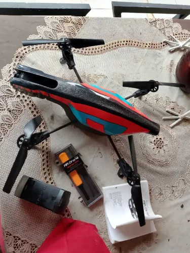 Drone Parrot AR.Drone 2.0 - Kit Completo com Ferramentas e Carenagem Externa