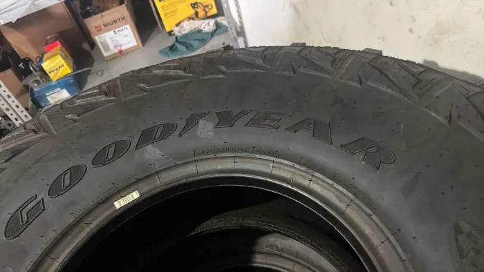 Vendo esses pneus medidas 40x13.50R17LT *