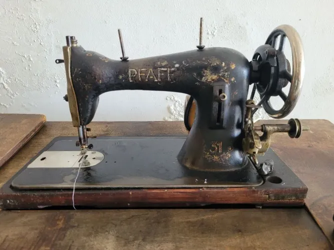 Maquina de costura PFAFF Alemã completa