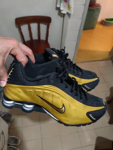 Tênis Nike Shox R4