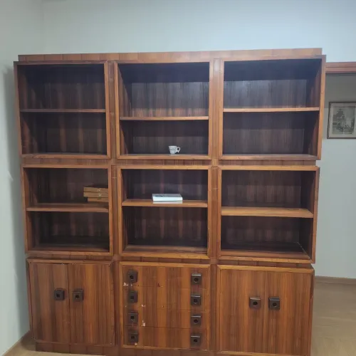Vende-se uma estante de madeira marcica.