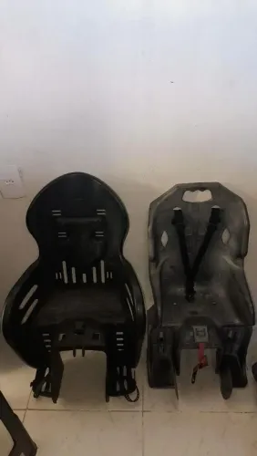 Vendo essas duas cadeiras todas as duas estão boa sem nenhum defeito.