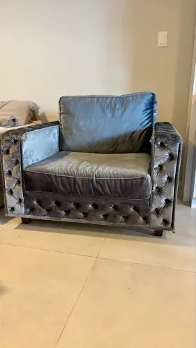 Linda poltrona capitonê em veludo 