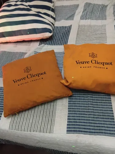 Almofadas Veuve Clicquot. 