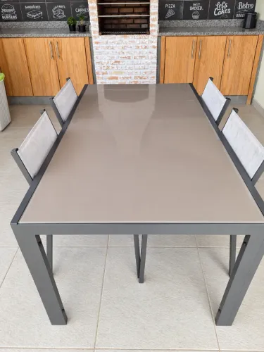 mesa retangular de jantar para área gourmet, com estrutura em alumínio e tampo em vidro 