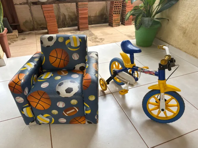 Poltrona e bicicleta infantil