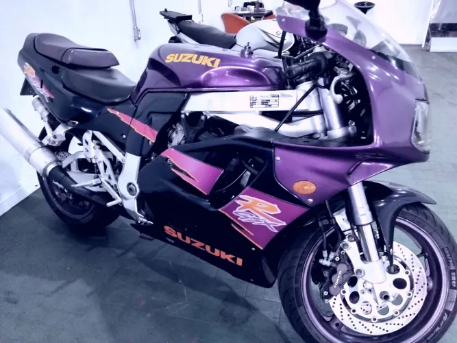 Suzuki gsx 750w segundo dono. 