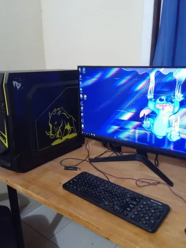 Computador e Monitor + Teclado e Mouse.