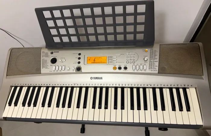 Teclado Yamaha PSR-E223 + Suporte em X - Ótimo Estado