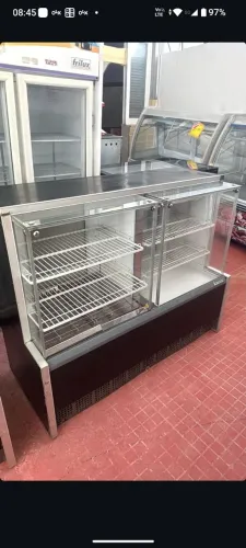 Balcão dois em um vitrine refrigerada e estufa