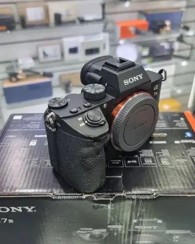 Combo Sony A7III (Apenas 18 Cliques!) + Lente Samyang 100mm T3.1 Cine Macro