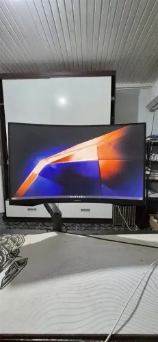 Monitor Samsung Odyssey G5 27" Curvo QHD 165Hz + Braço Articulado
