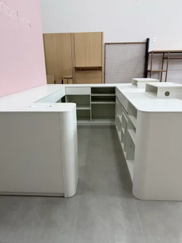 Balcão grande para caixa de comércio