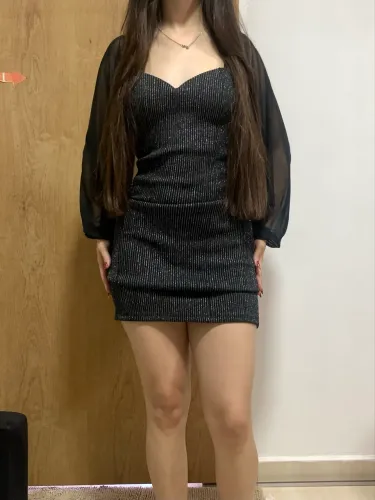 Vestido com brilho, colado e mangas bufantes