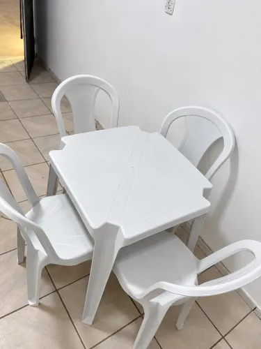 Mesa e 4 cadeiras de plástico novo