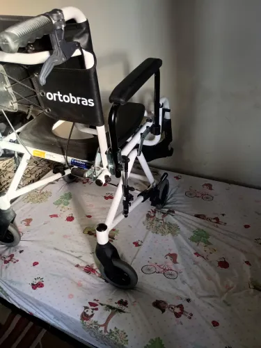 Vendo cadeira higiênica completa no valor de R$999, não entregamos retirada no local.