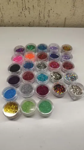 Kit com 28 Potinhos de Glitter para Unhas