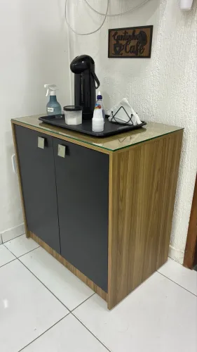 Armário duas portas com tampo de vidro