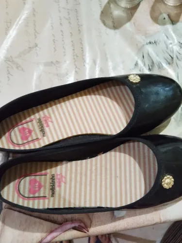 Vendo sapato de criança preto tamanho 33 menina