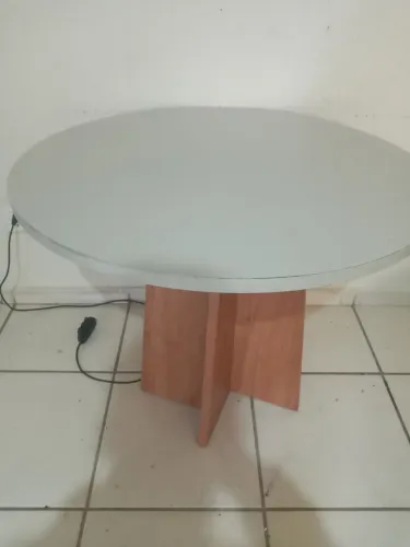 Mesa tampo redondo removível e base, em mdf
