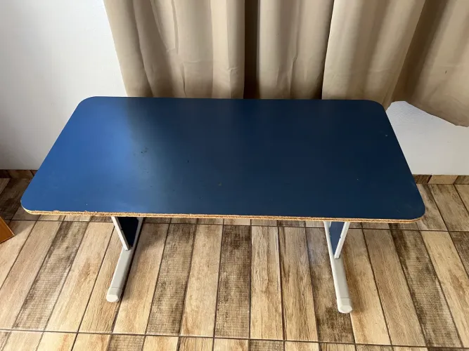 Mesa + 2 cadeiras de plástico