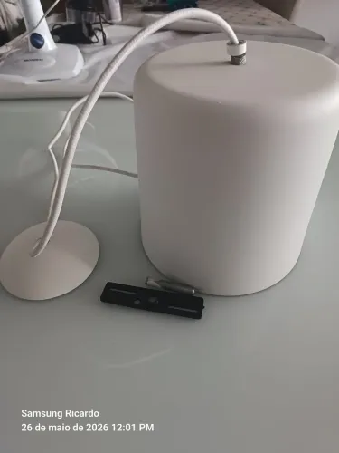 Lustre pendente branco em alumínio
