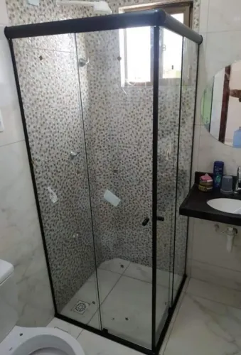 Box para banheiro, espelhos, gabinete para pias, portas sobre trilhos, janelas e varandas