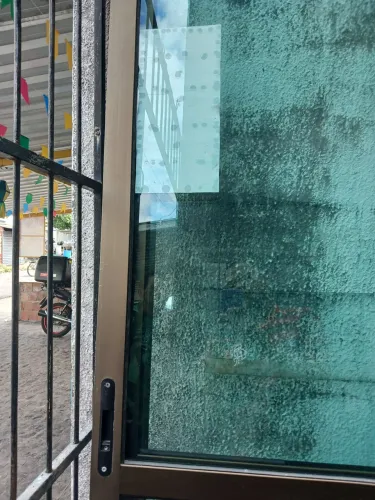 Porta de varanda de alumínio altura:2,30 largura:2,50 duas bandeiras, cor de bronze