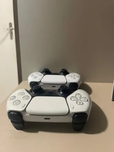 PS5 + Dois controles